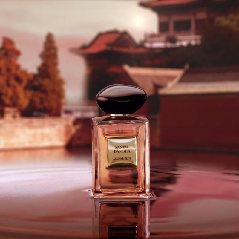 Thiết kế chai Armani/Prive Santal Dan Sha sang trọng, với nắp đen và logo vàng nổi bật, mang phong cách thanh lịch và tinh tế